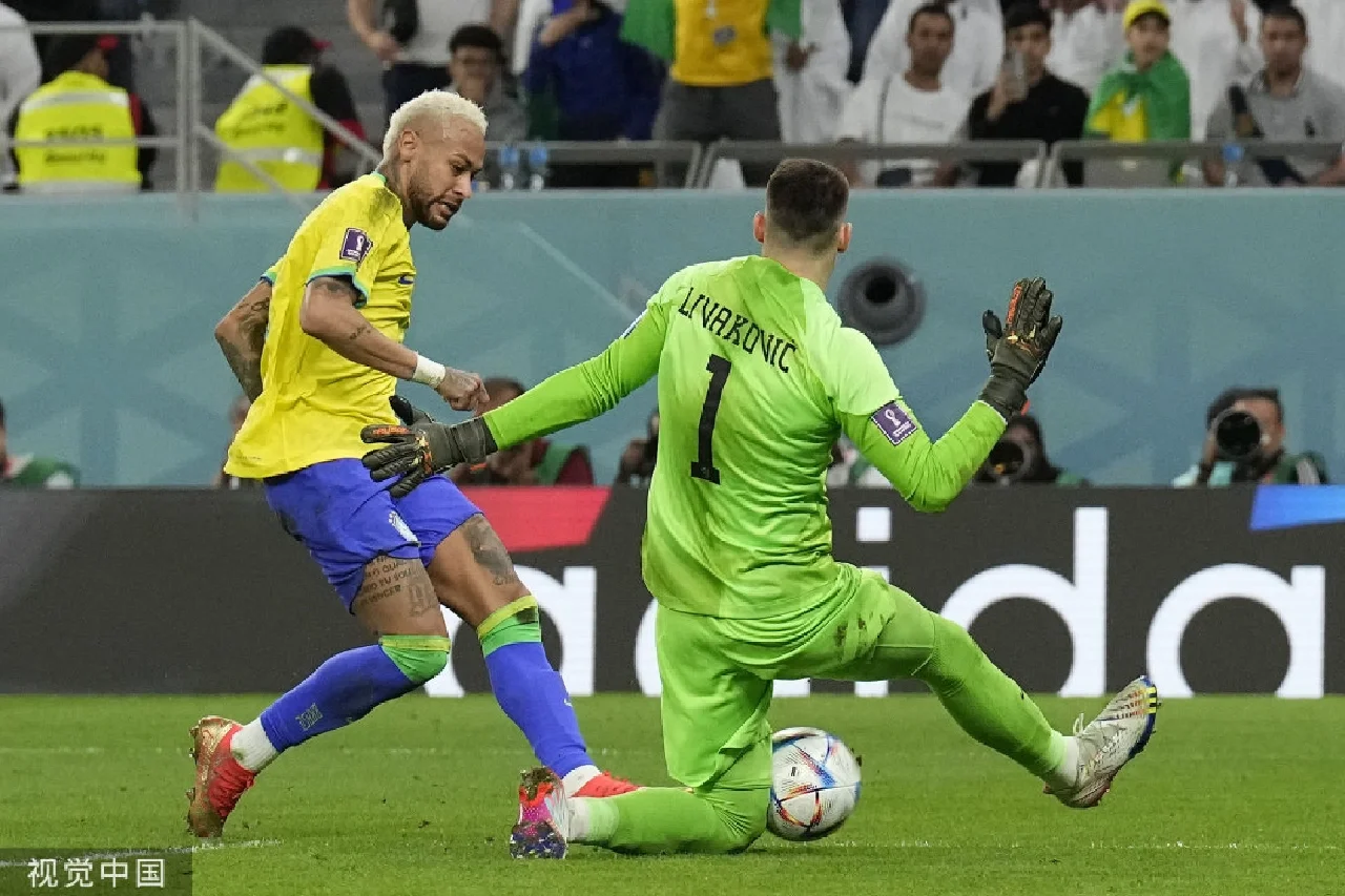 星空体育网页版登录入口-激烈竞争下的足球场上奇兵崛起的简单介绍