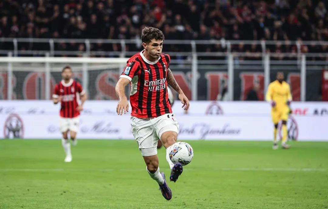 星空体育在线登陆-米兰球迷高呼口号，期待球队继续保持胜利态势