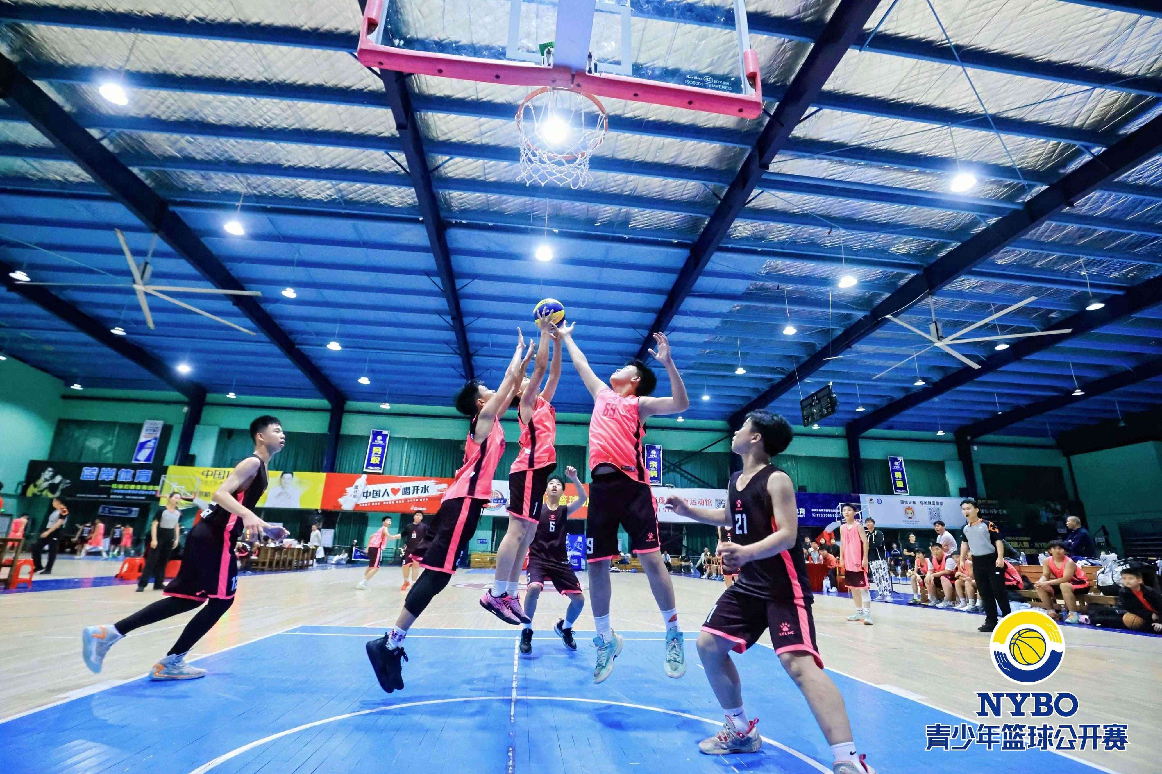 星空体育平台星空体育中国官网-包含当地青年篮球赛精彩继续，小球员积极表现的词条